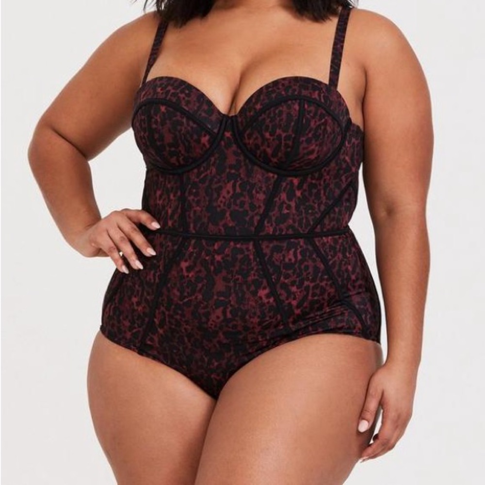 NEW Torrid Slim Fix Underwire Piping One Piece Swimsuit-Size 3-D/DD - Picture 2 of 11